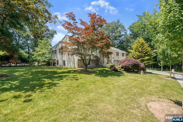 318 Briarcliff Lane, Paramus, NJ 07652