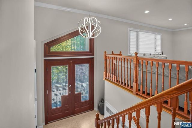 318 Briarcliff Lane, Paramus, NJ 07652
