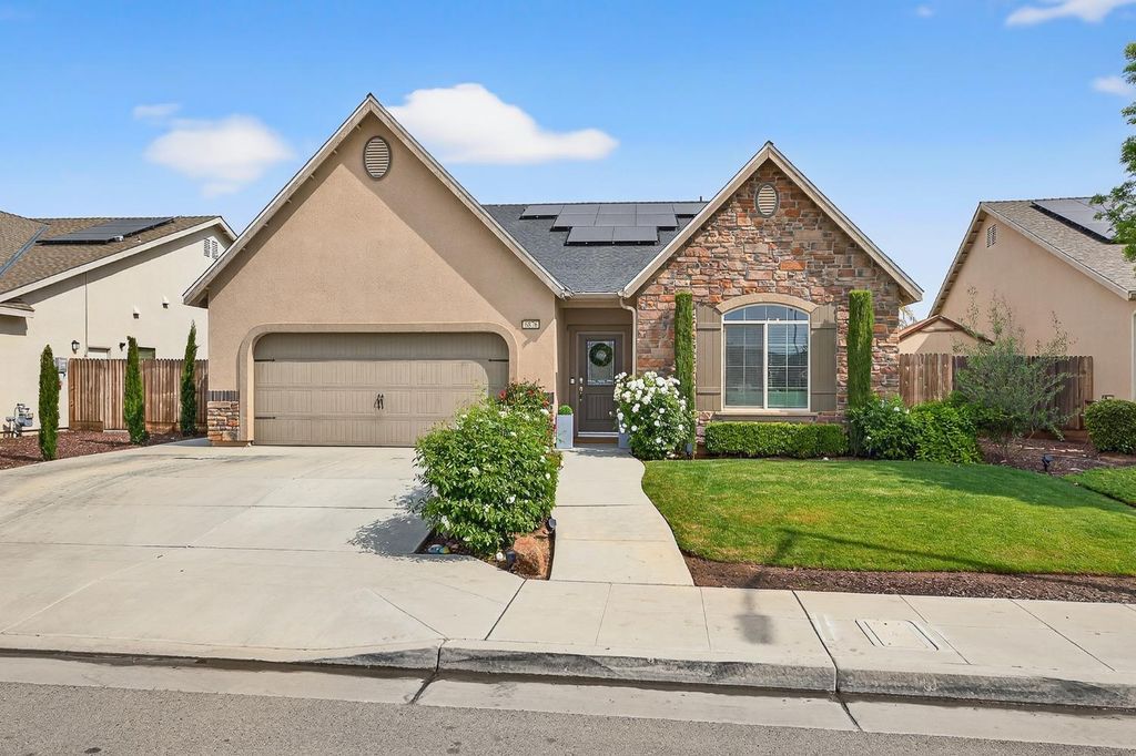 Image 1 of property listing at 6876 E Fedora Ave, Fresno, CA 93727
