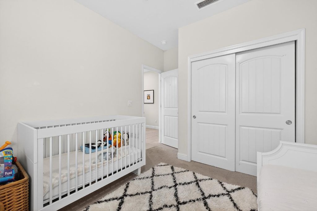 Image 10 of property listing at 6876 E Fedora Ave, Fresno, CA 93727
