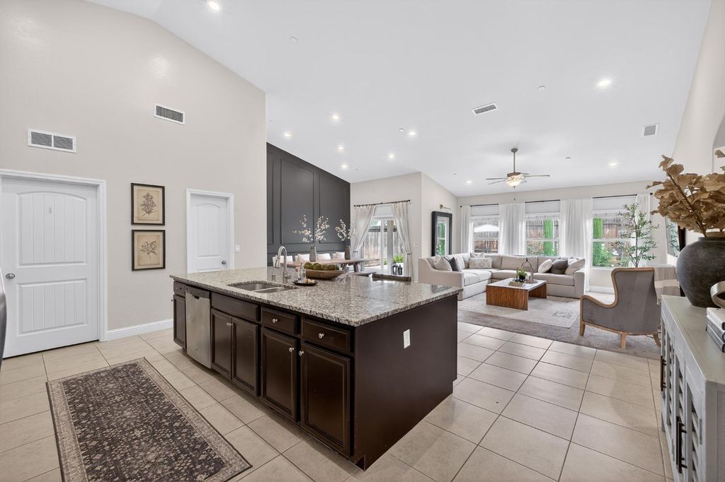 Image 11 of property listing at 6876 E Fedora Ave, Fresno, CA 93727