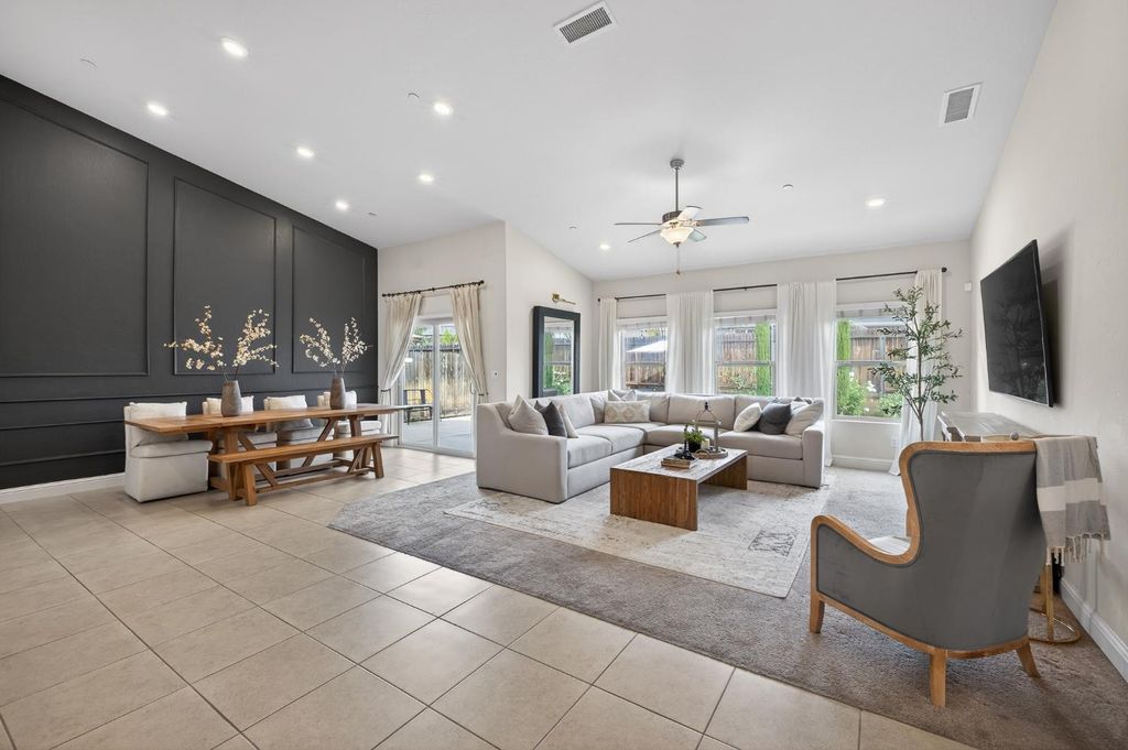 Image 12 of property listing at 6876 E Fedora Ave, Fresno, CA 93727