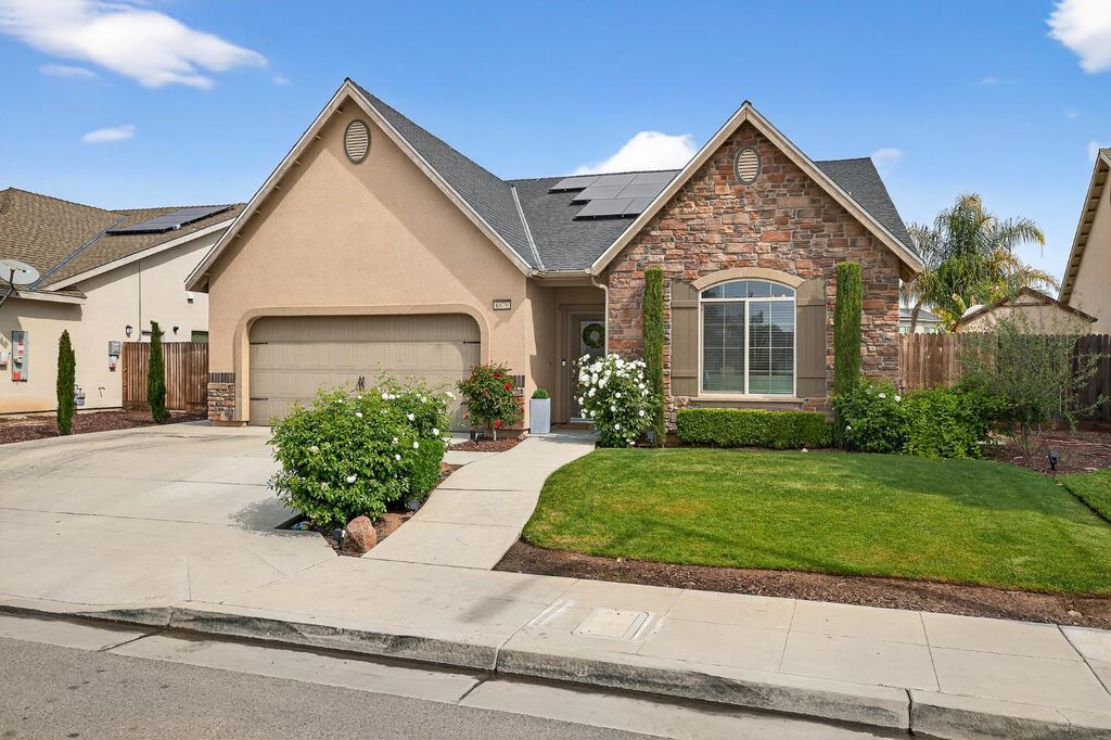 Image 2 of property listing at 6876 E Fedora Ave, Fresno, CA 93727