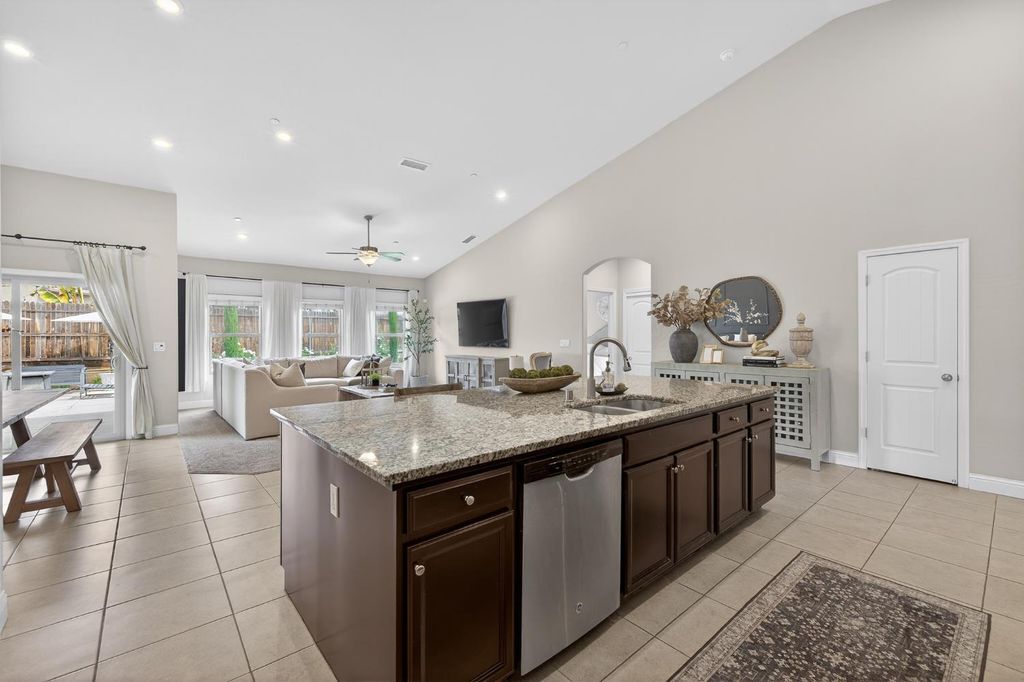 Image 22 of property listing at 6876 E Fedora Ave, Fresno, CA 93727