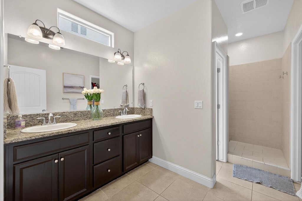 Image 28 of property listing at 6876 E Fedora Ave, Fresno, CA 93727