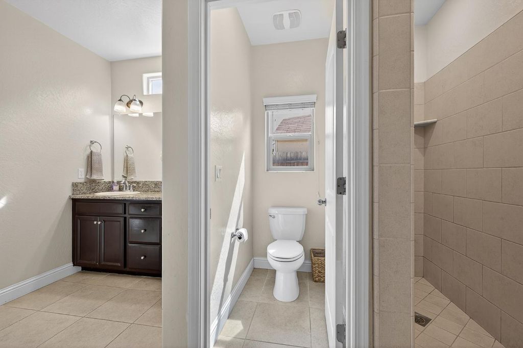 Image 29 of property listing at 6876 E Fedora Ave, Fresno, CA 93727