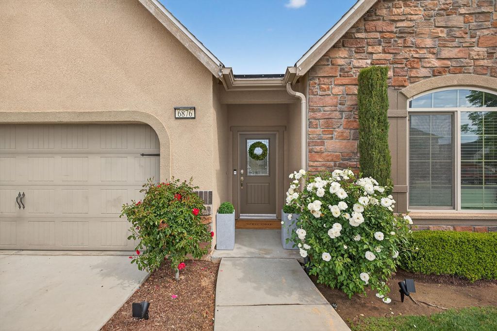 Image 3 of property listing at 6876 E Fedora Ave, Fresno, CA 93727