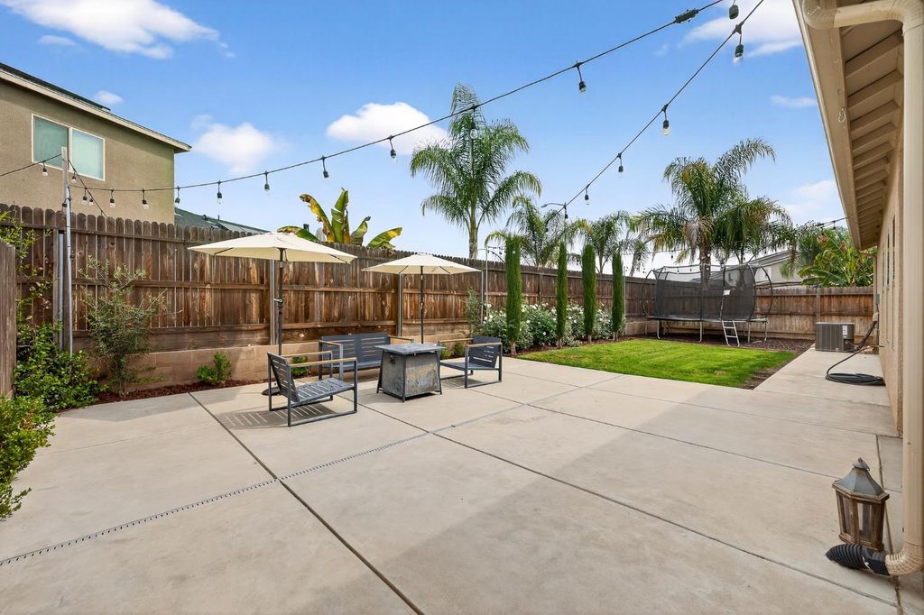 Image 32 of property listing at 6876 E Fedora Ave, Fresno, CA 93727