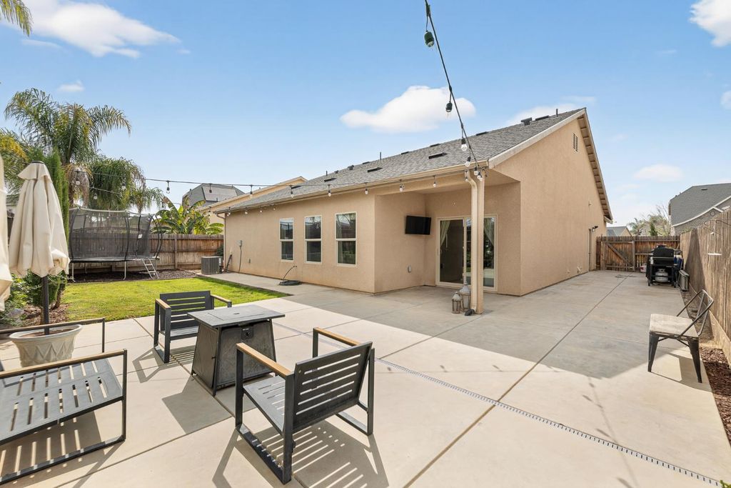 Image 35 of property listing at 6876 E Fedora Ave, Fresno, CA 93727