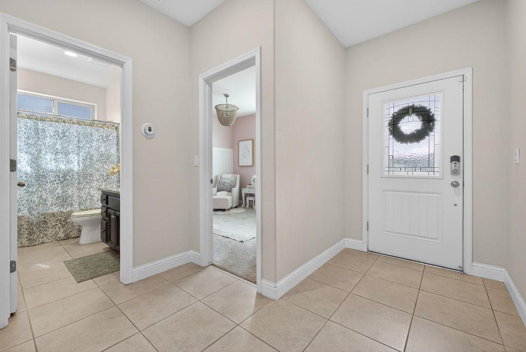 Image 4 of property listing at 6876 E Fedora Ave, Fresno, CA 93727