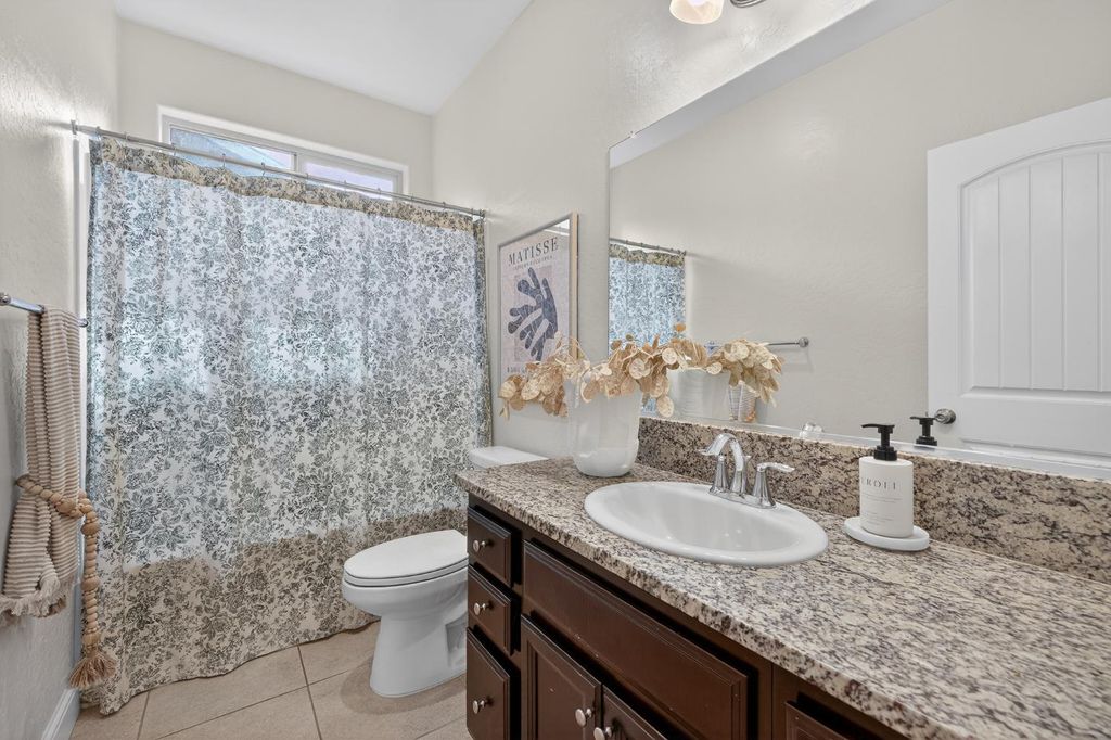 Image 8 of property listing at 6876 E Fedora Ave, Fresno, CA 93727