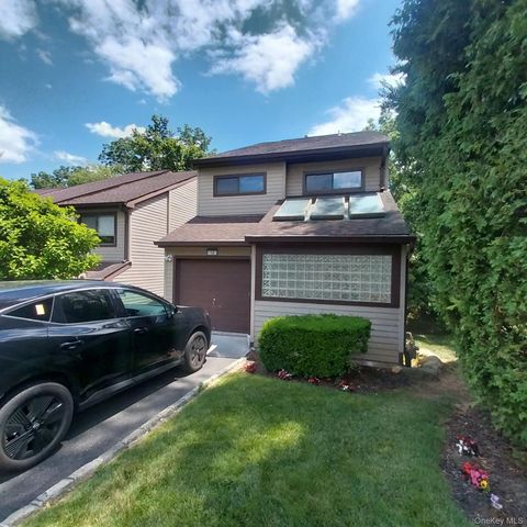 12 The Glen Lane 12, Glen Head, NY 11545