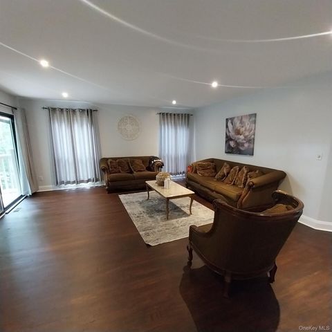 12 The Glen Lane 12, Glen Head, NY 11545