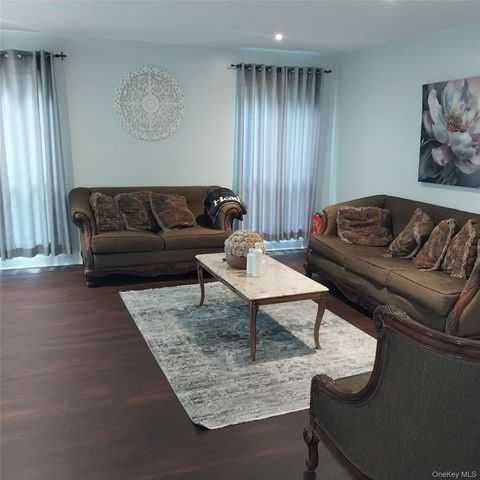 12 The Glen Lane 12, Glen Head, NY 11545
