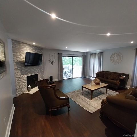 12 The Glen Lane 12, Glen Head, NY 11545