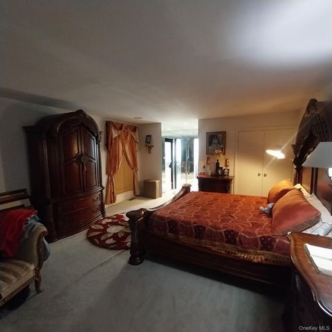 12 The Glen Lane 12, Glen Head, NY 11545