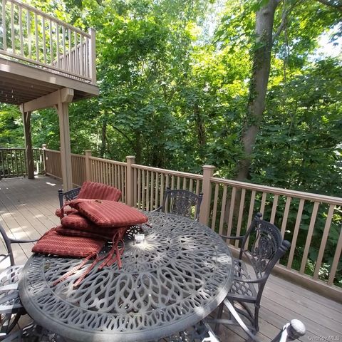 12 The Glen Lane 12, Glen Head, NY 11545