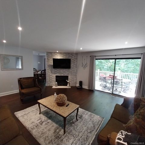 12 The Glen Lane 12, Glen Head, NY 11545