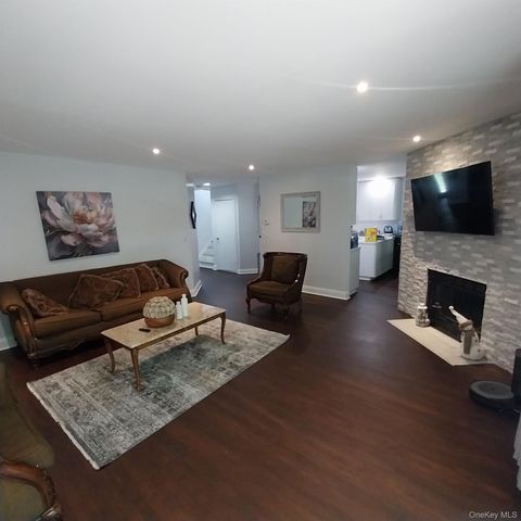 12 The Glen Lane 12, Glen Head, NY 11545
