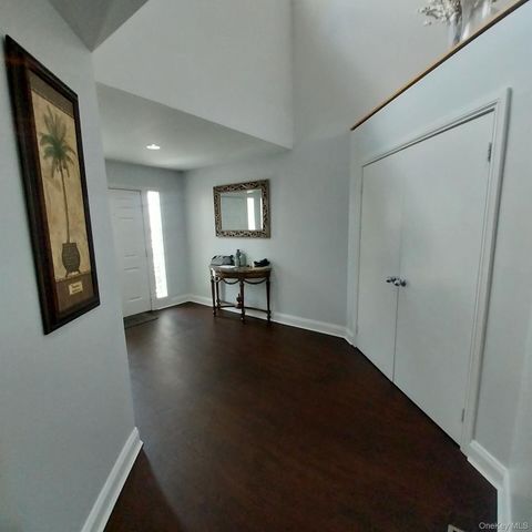 12 The Glen Lane 12, Glen Head, NY 11545