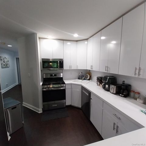 12 The Glen Lane 12, Glen Head, NY 11545