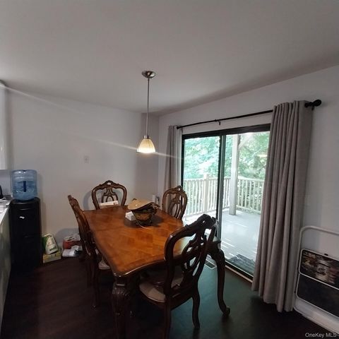 12 The Glen Lane 12, Glen Head, NY 11545