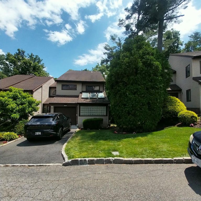 12 The Glen Lane 12, Glen Head, NY 11545