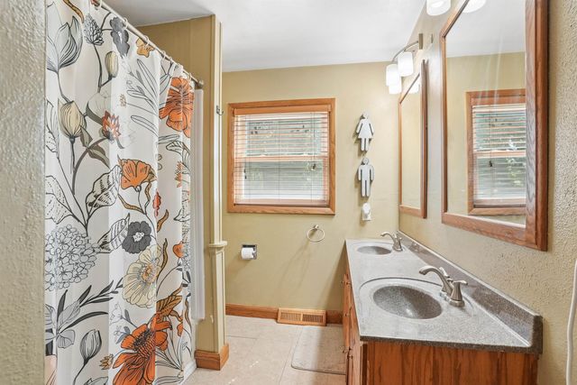 5809 Foulk Road, Waterloo, IA 50702