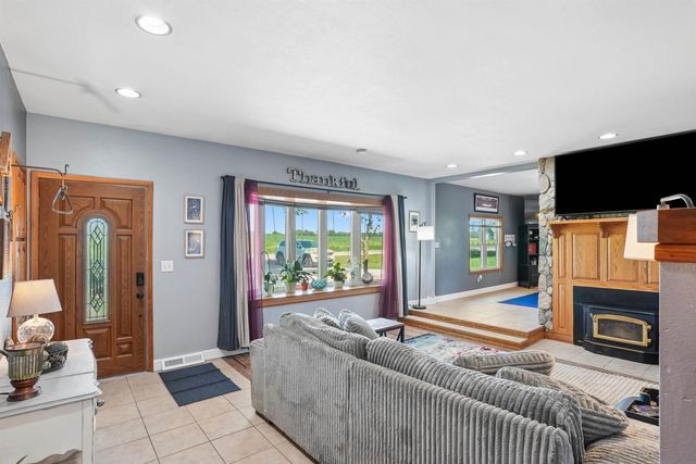 5809 Foulk Road, Waterloo, IA 50702