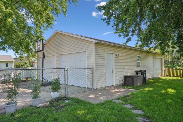 5809 Foulk Road, Waterloo, IA 50702
