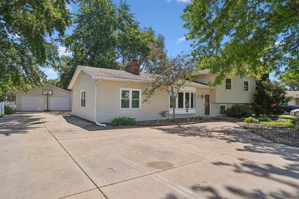 5809 Foulk Road, Waterloo, IA 50702