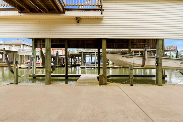 333 Schooner Drive, Freeport, TX 77541