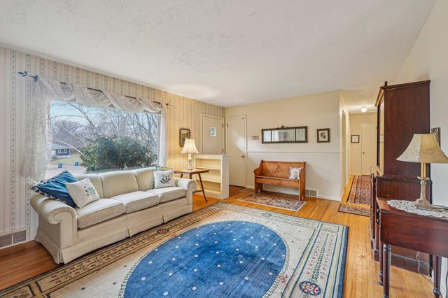 2639 Cedar Crest Road E, Minnetonka, MN 55305