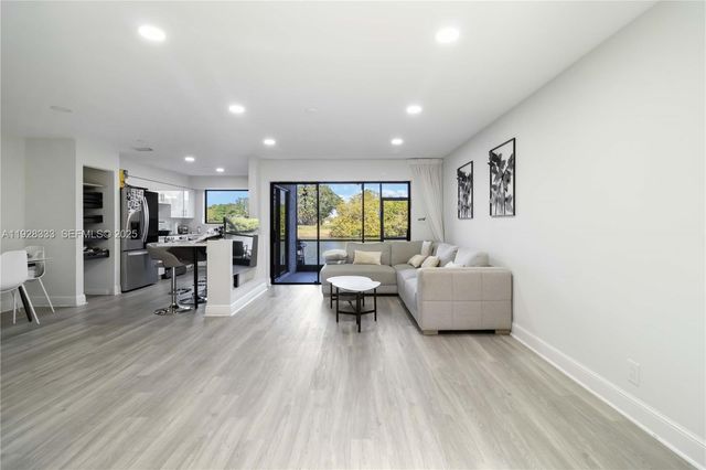 3475 Emerald Oaks Dr 1705, Hollywood, FL 33021