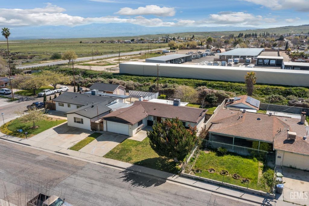 203 Suzanne Lane, Taft, CA 93268