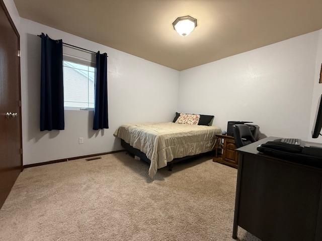 1805 28th St NW, Minot, ND 58703