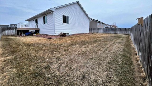 1805 28th St NW, Minot, ND 58703