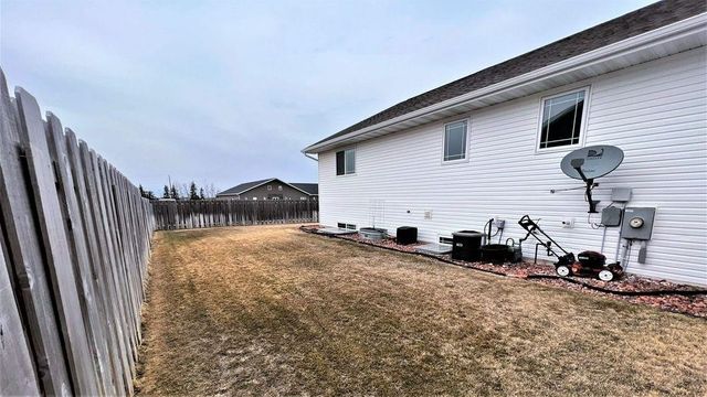 1805 28th St NW, Minot, ND 58703