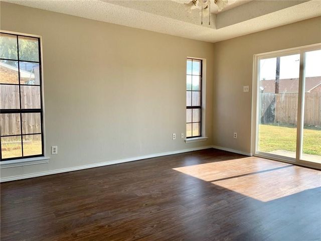 541 Canary Lane, Red Oak, TX 75154