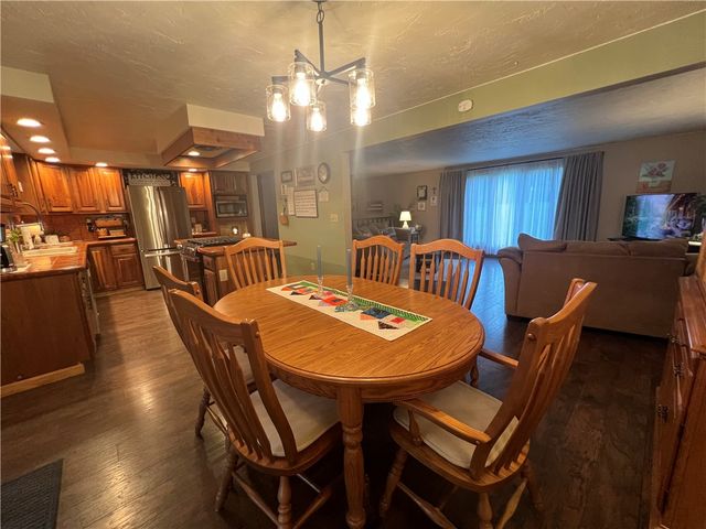 133 Woodcrest Rd, Oakland Twp, PA 16002