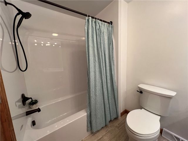 133 Woodcrest Rd, Oakland Twp, PA 16002