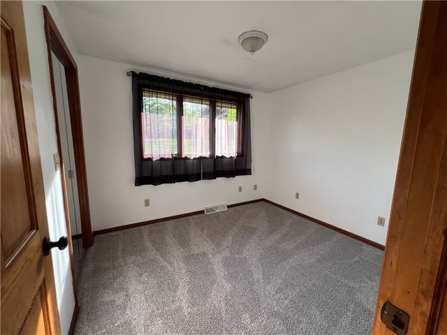 133 Woodcrest Rd, Oakland Twp, PA 16002