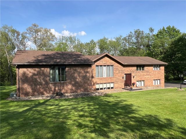 133 Woodcrest Rd, Oakland Twp, PA 16002
