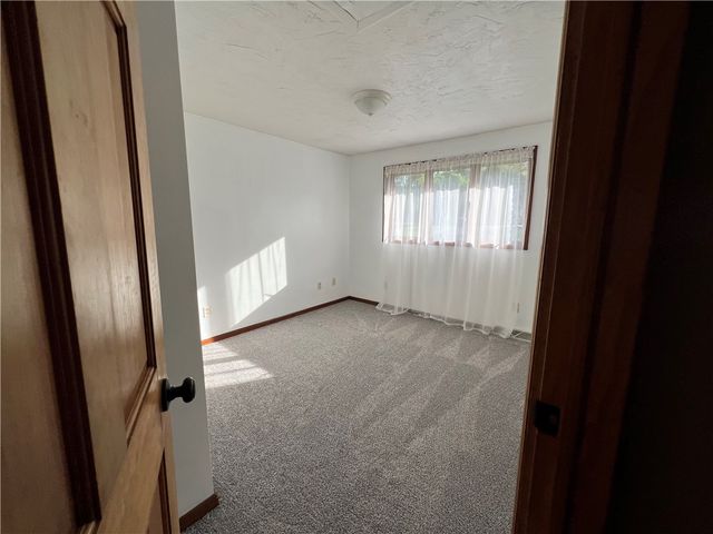 133 Woodcrest Rd, Oakland Twp, PA 16002