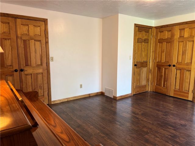 133 Woodcrest Rd, Oakland Twp, PA 16002