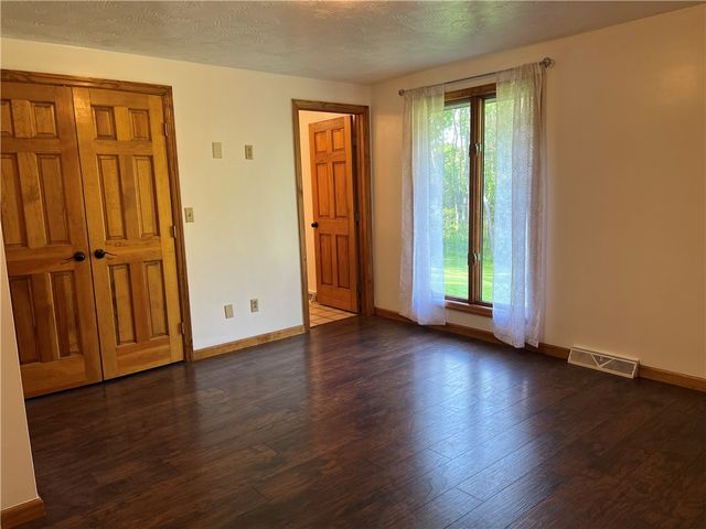 133 Woodcrest Rd, Oakland Twp, PA 16002