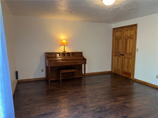 133 Woodcrest Rd, Oakland Twp, PA 16002
