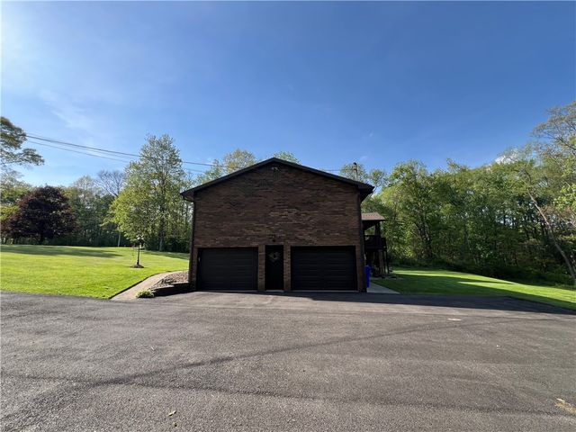 133 Woodcrest Rd, Oakland Twp, PA 16002