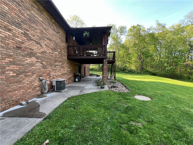 133 Woodcrest Rd, Oakland Twp, PA 16002