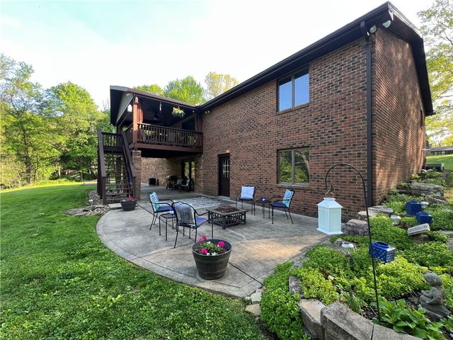 133 Woodcrest Rd, Oakland Twp, PA 16002